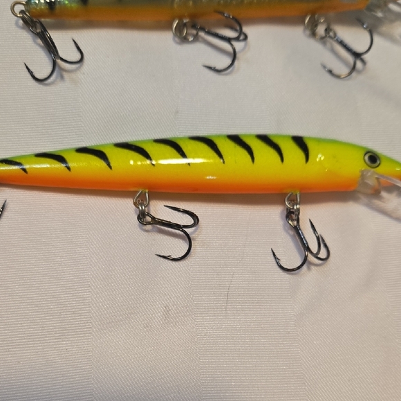 Vibrant Fishing Lure Collection - Silver, Yellow, Blue - Picture 5 of 12